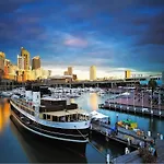 2 Bedrooms Apt In Burwood 4Min To Train Sleep 6