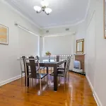 Comfy Family Home @ Kingsgrove Sleeps 7 With 2 Bathrooms & Parking