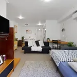 Spacious & Comfy Apt For 6 Next To Darling Harbour