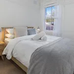 Luxe-Coastal Balmoral Beachfront Apartment