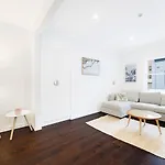 2 Bedroom Apartment In Trendy Potts Point