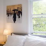 2 Bedroom Apartment In Trendy Potts Point
