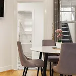 Boutique Apartment With Private Roof Terrace