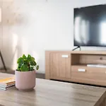 Spacious 3 Bed Apartment Near Airport With Parking