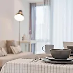 Stylish 1Br Entire Cbd Apt 5 Minutes Train Station