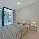 Stylish 1Br Entire Cbd Apt 5 Minutes Train Station