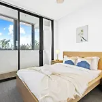 Waterfront Modern 2B2B Apt@Marina Square