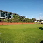 Brand New Vip Luxury 5/5 Star Beachside Escape