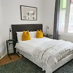 Stylish Queen Room 1Min Walk To Station 5Min To City 10Min To Airport