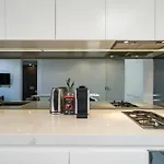 Modern 1Br Top-Level Unit With Keypad Entry In Bondi