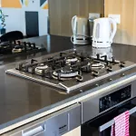 Stunning New 2 Bedrooms Apt Shopping & Parking