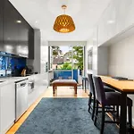 Elegant 1-Bed With Study By Balmain Wharf