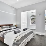 Stylish, Sunny & Spacious 2 Bedroom Apartment, Mosman