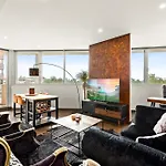 Elegant 1-Bed By Riverside Park & Amenities