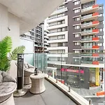 Elegant 1-Bed By Riverside Park & Amenities