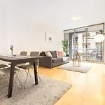 A Stylish & Cozy Studio Next To Darling Harbour