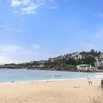 Chic 2-Bed Apartment With Balcony Near Coogee Beach