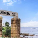 Chic 2-Bed Apartment With Balcony Near Coogee Beach