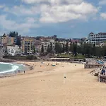 Chic 2-Bed Apartment With Balcony Near Coogee Beach