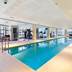 North Sydney 2 Bedroom - Pool Parking Gym Spa Sleeps 6