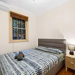 Facilitated 4 Bedroom House & Icc&Darling Harbour-8 Mins Walk