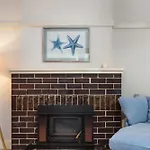 Chic Apartment With Sun Lounge Near Manly Beach