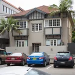 Chic Apartment With Sun Lounge Near Manly Beach