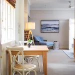 Chic Apartment With Sun Lounge Near Manly Beach