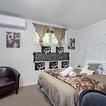 Classic Queen Room - Close To Airport & Eateries - Shared Bathroom