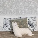 Classic Queen Room - Close To Airport & Eateries - Shared Bathroom