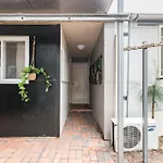 Classic Queen Room - Close To Airport & Eateries - Shared Bathroom