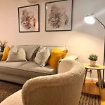 2 Bdrm Apt In Annandale With Courtyard & Parking