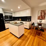2 Bdrm Apt In Annandale With Courtyard & Parking
