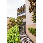 Renovated Studio In Bohemian Area Close To City Duplicate