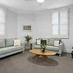Family Terrace Home Close To Oxford Street And Cbd