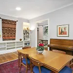 Family Terrace Home Close To Oxford Street And Cbd