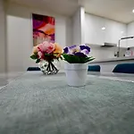 Aircabin - Canterbury - Cheerful - 2 Bed Apartment