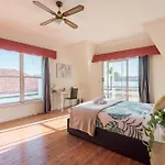 Bright King Room - Waterfront - Near Stations - Shared Bathroom