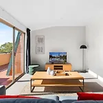 Spacious Inner-West 2-Bed With Alfresco Dining