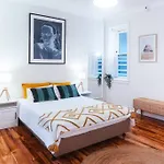 Large Studio Near Train & Sydney Tower