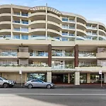 Ocean-Facing 2-Bed Manly Unit With Gym & Sauna