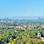Cozy Olympic Park 2 Bedroom Condo Parking, Wifi