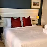 Couple\'S Gateway In Sunny Elizabeth Bay