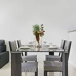 Airport And Waterview Retreat