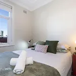 Top Floor 1 Bedroom Apt Sunroom Close To Cbd