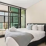Stylish 2 Bed In Central Cbd With Pool, Gym & Sauna