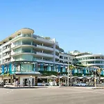 In The Heart Of Bondi, Stroll To The Beach