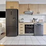 Cozy Retreat With Balcony In Crows Nest