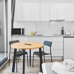 Burwood 1Br Steps To Train Station Shopping