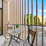 Burwood 1Br Steps To Train Station Shopping